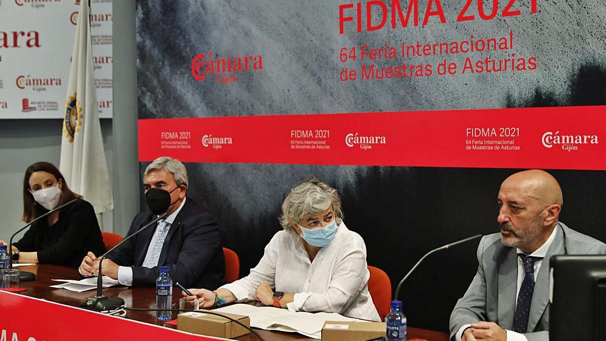 La vicepresidenta de la Cámara, Rosa Martínez; el presidente rotario en Gijón, Mariano Marín; Ana González y el presidente rotario en Oviedo, Manuel Ángel Menéndez. | Marcos León