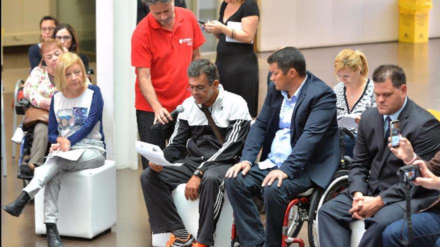 Pleno simbólico por la accesibilidad universal en el patio del Cabildo de Gran Canaria, ayer.