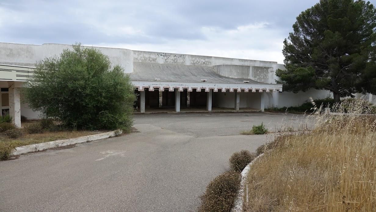 Éste es el aspecto actual del Casino de Calvià, en estado de abandono y entre grafitis