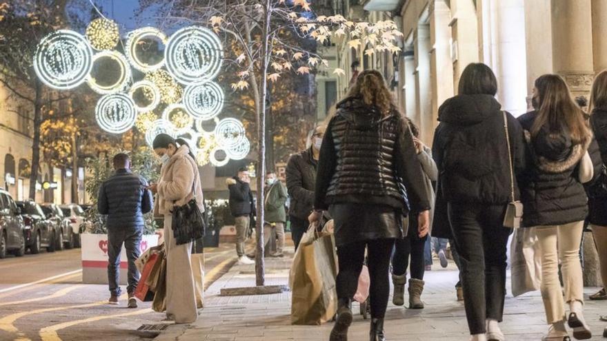 Campanya de compres de Nadal al carrer Guimerà de Manresa | ARXIU/OSCAR BAYONA