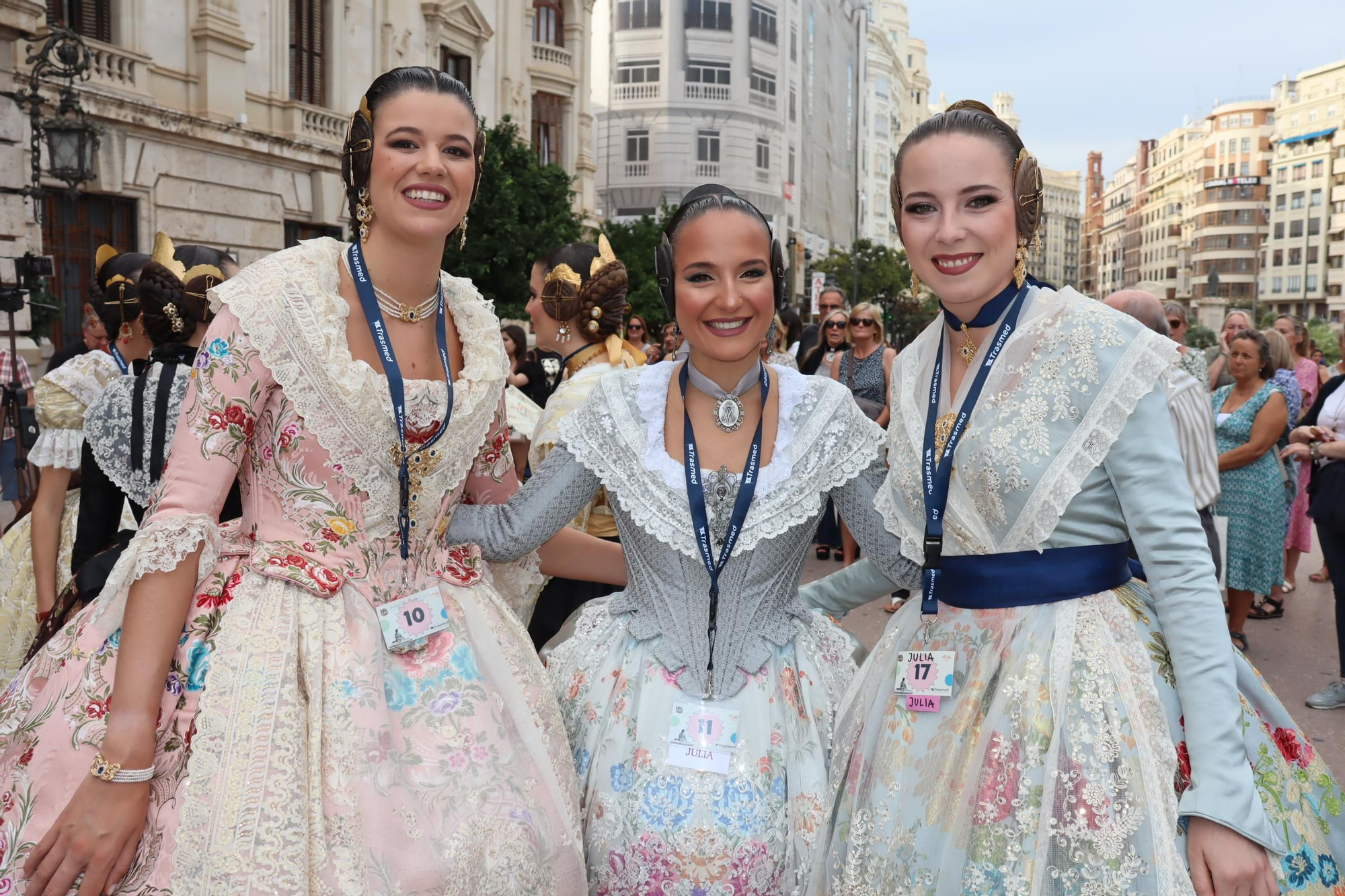 Concentración fallera en la Plaza del Ayuntamiento con las candidatas a FMV2025