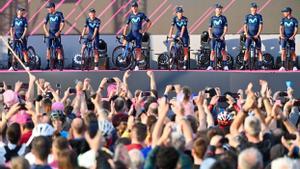 Presentación del equipo Movistar, con Valverde a la izquierda, en la presentación para el Giro dItalia en Budapest.