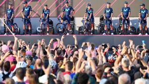 Presentación del equipo Movistar, con Valverde a la izquierda, en la presentación para el Giro d’Italia en Budapest.