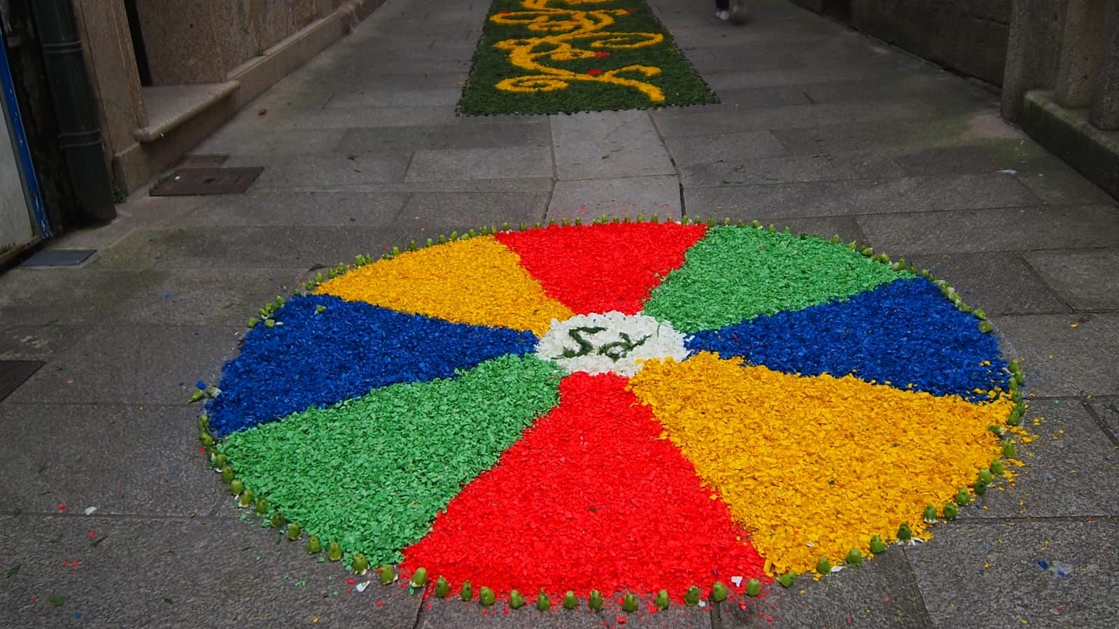 Redondela, cubierta por sus alfombras de flores