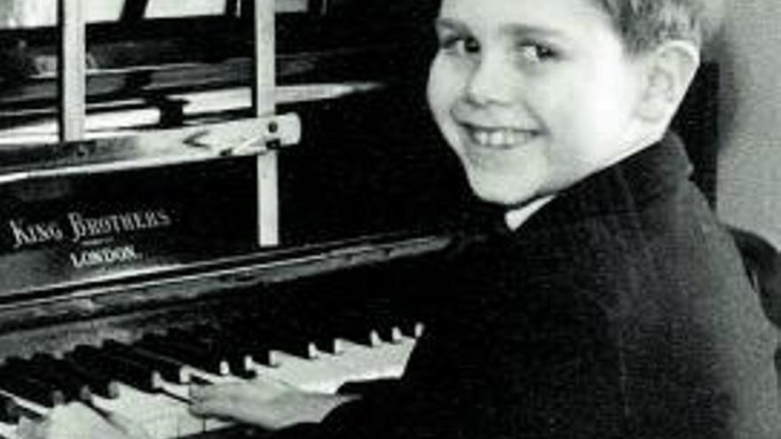 Elton John, de niño, en la imagen promocional de ‘Hold me closer’, su vibrante dúo.