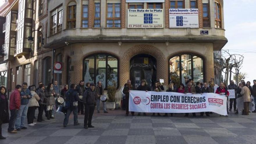 Varios manifestantes, ayer por la mañana, en la plaza Juan Carlos I.