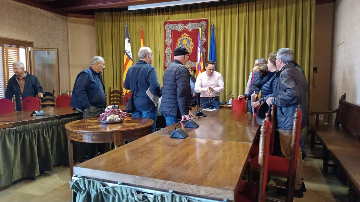 Reunión con los residentes que se oponen a la iniciativa.