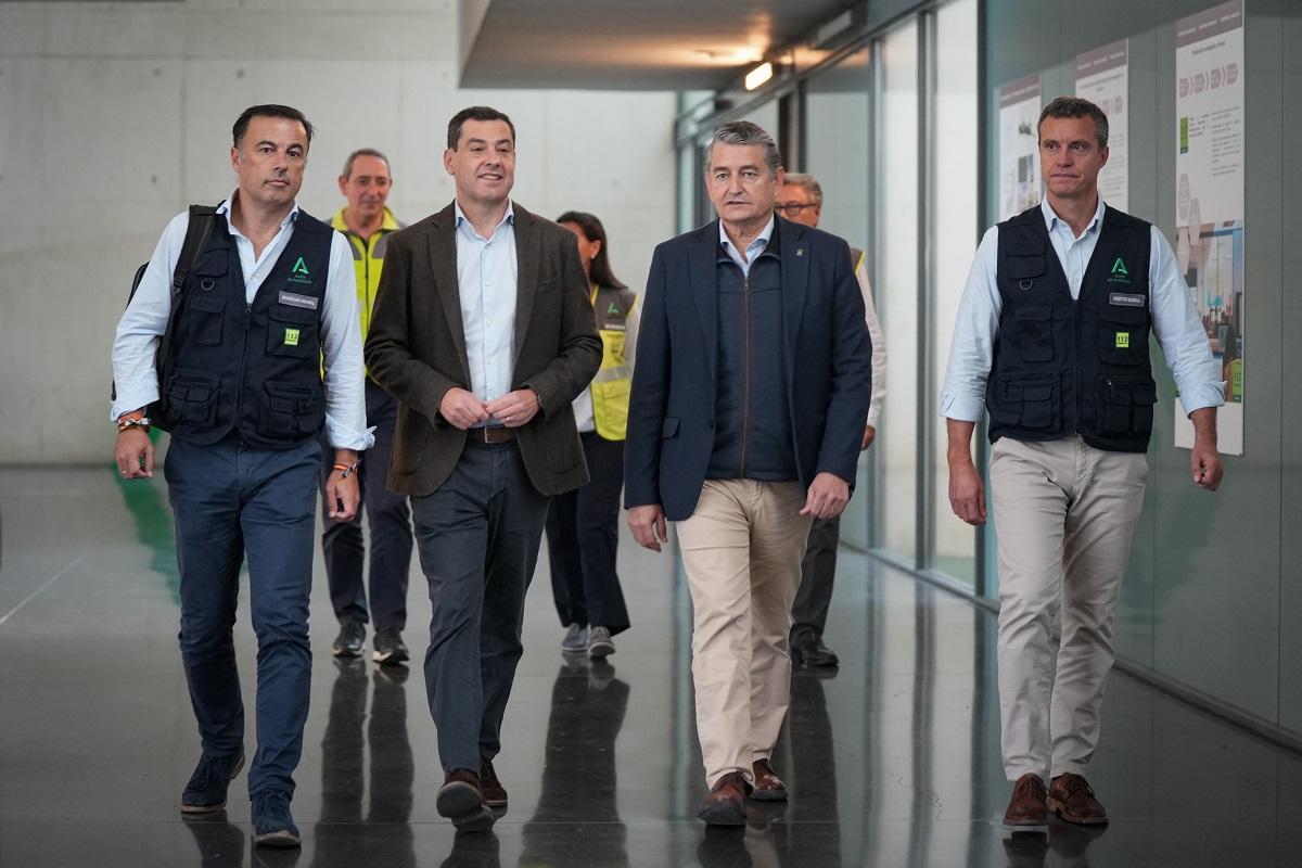 Juanma Moreno y Antonio Sanz, en el centro, tras la reunión de coordinación sobre la DANA.