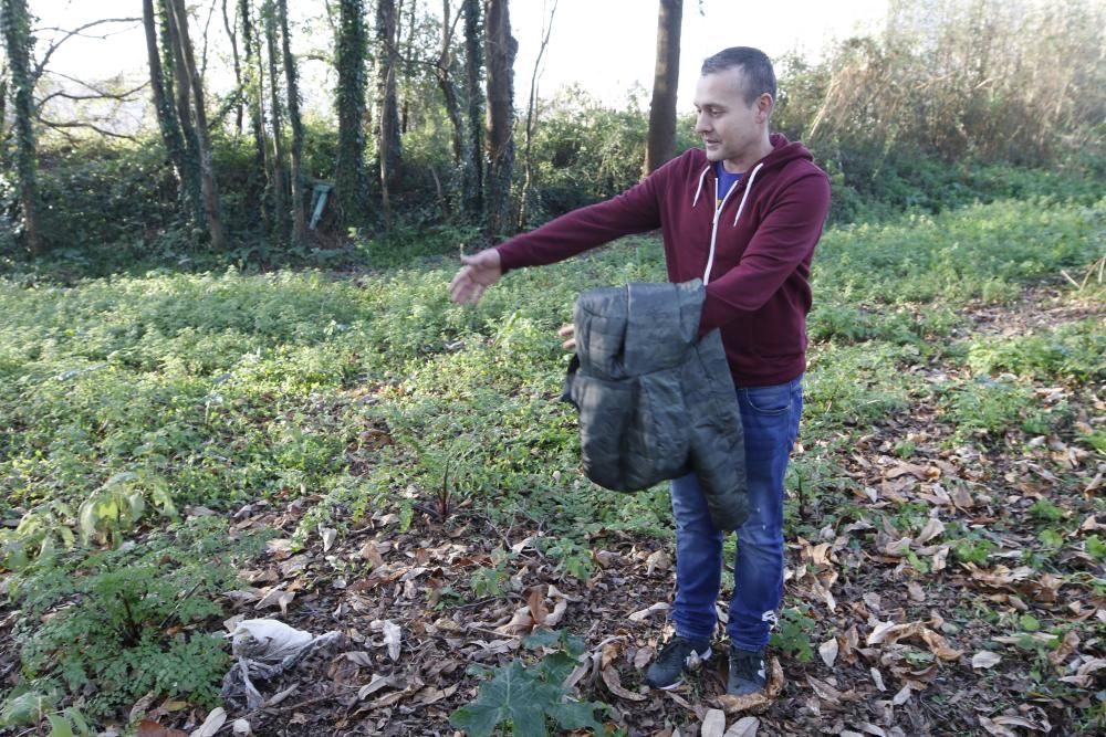 Manuel Villar, uno de los vecinos que descubrió el cuerpo, muestra el lugar del hallazgo.