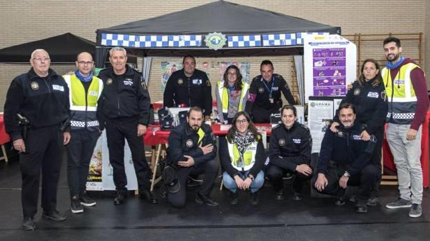 Efectivos de la Policia Local en la campaña informativa.