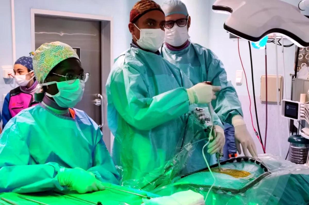 Imatge d'una de les primeres intervencions de neurocirurgia de columna per via endoscòpica que es realitzen al Trueta