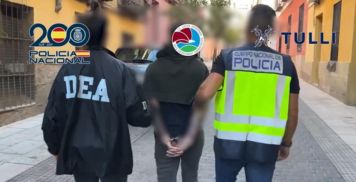Traslado de uno de los detenidos.
