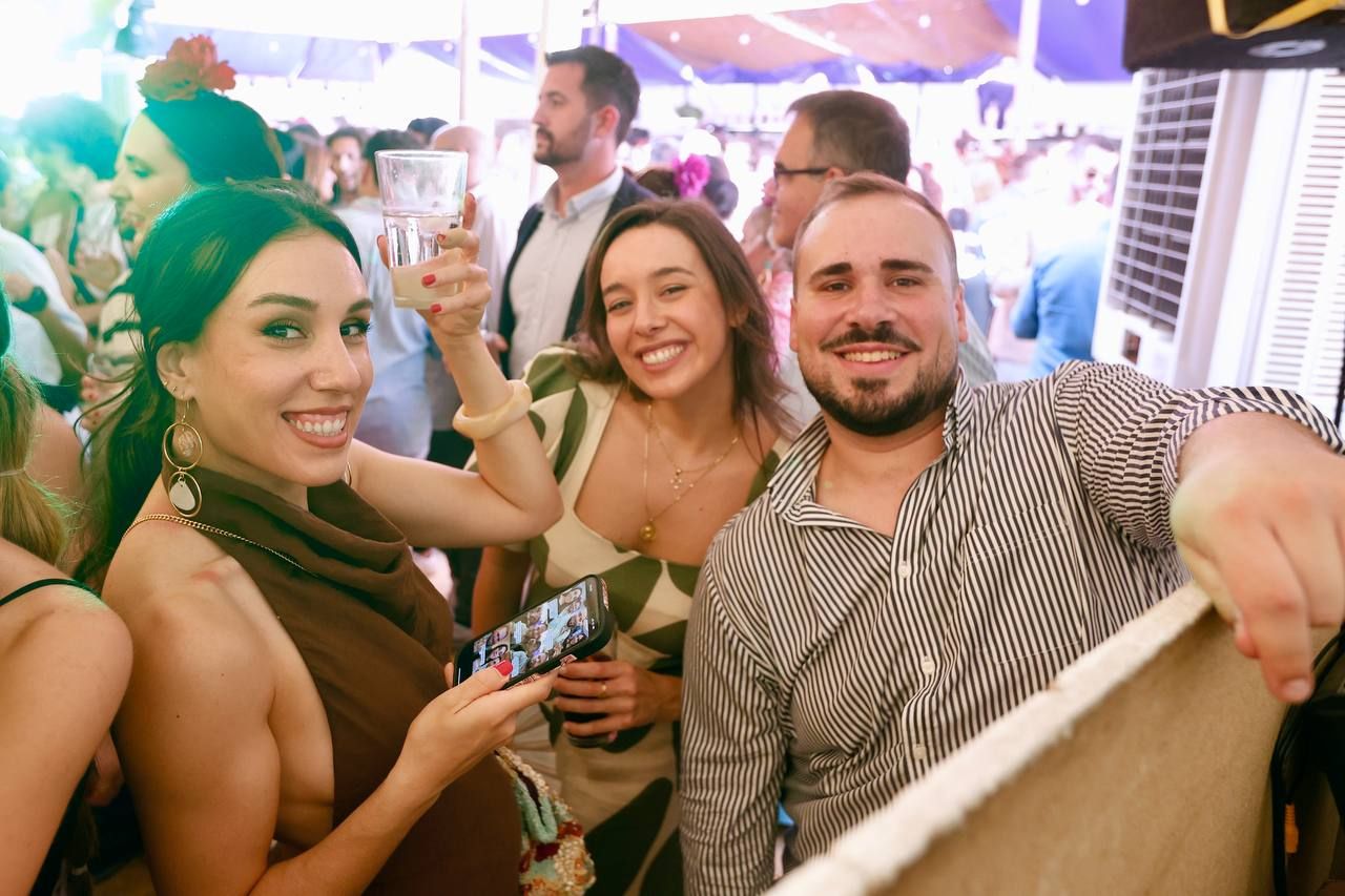 El tardeo se impone en las casetas de la Feria de Córdoba para disfrute de propios y extraños