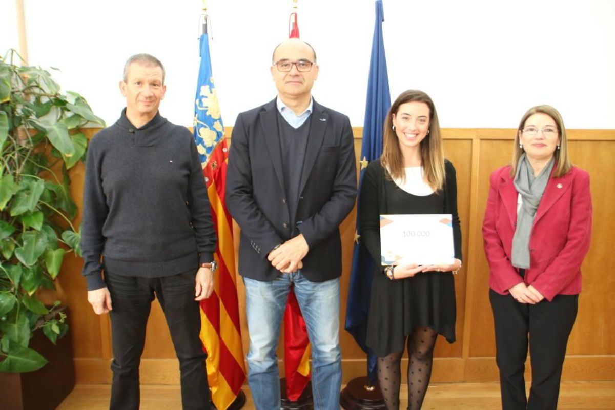 La graduada número 100.000 de la Universidad recibe su título