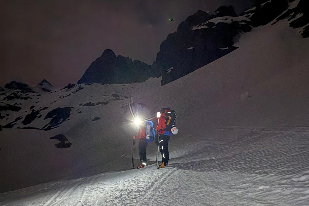 Los rescatadores en plena travesía para llegar al esquieador herido.