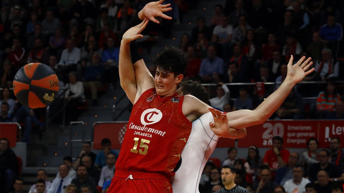 Aday Mara y Magnay pugnan por la posición y el balón en el duelo ante el Obradoiro.