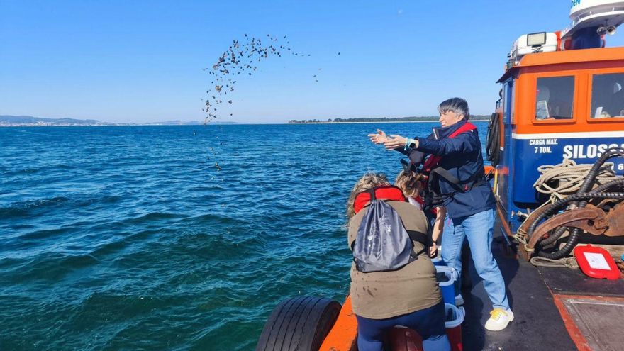 La directora de Desenvolvemento Pesqueiro en la siembra realizada ayer en la ría de Arousa. | FdV