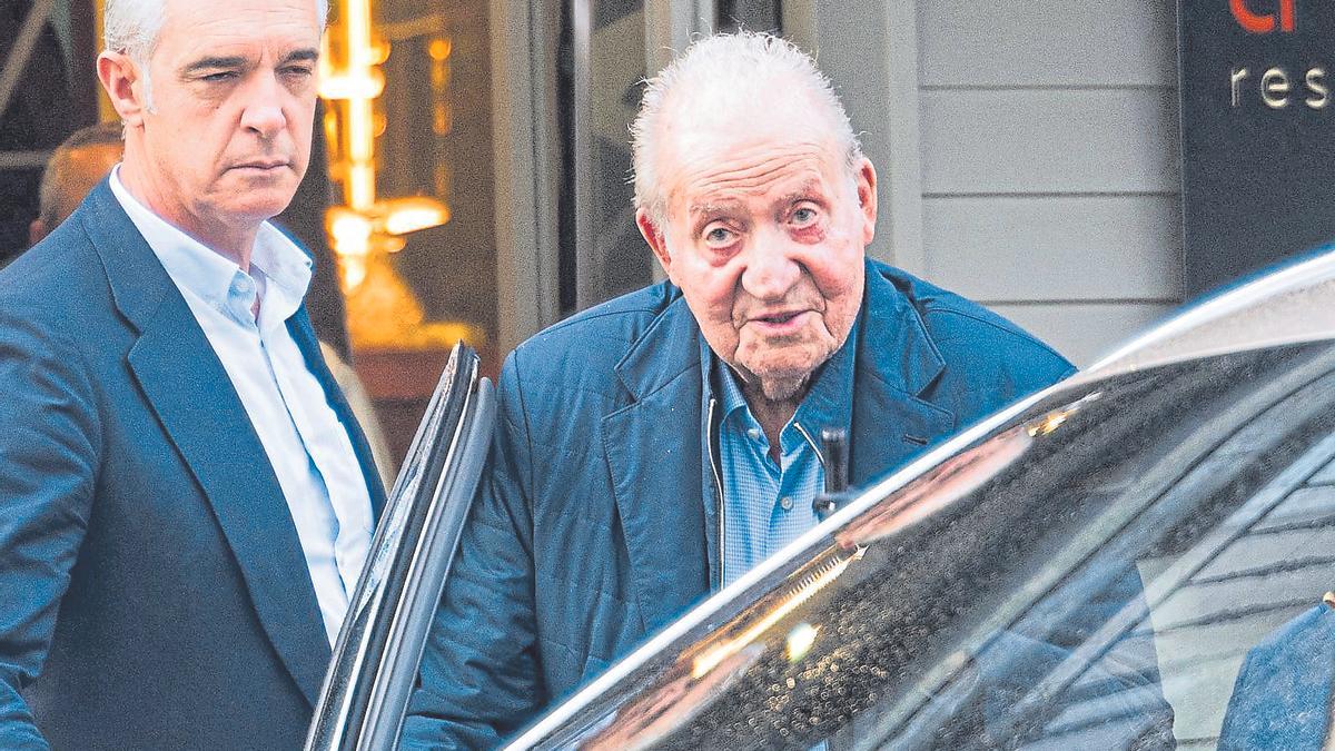 El rey emérito Juan Carlos I, a su salida de un restaurante de O Grove, en Pontevedra, durante una visita el pasado 5 de noviembre.