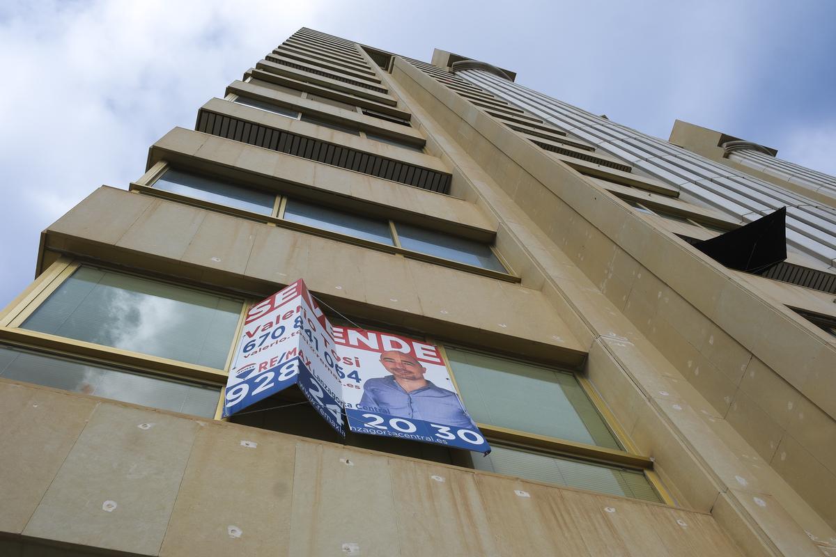 Cartel de ‘se vende’ en la fachada de un edificio de las Islas.