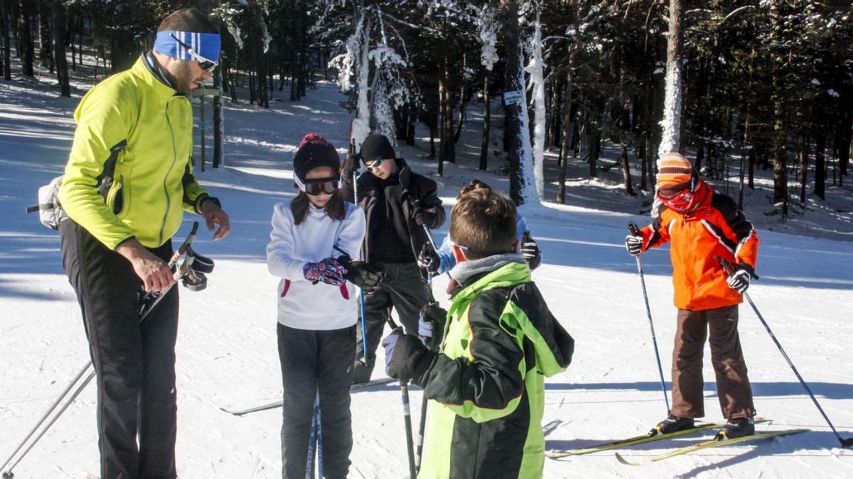 Una sessió formativa d’esquí en una de les estacions nòrdiques del programa Blanc Escolar