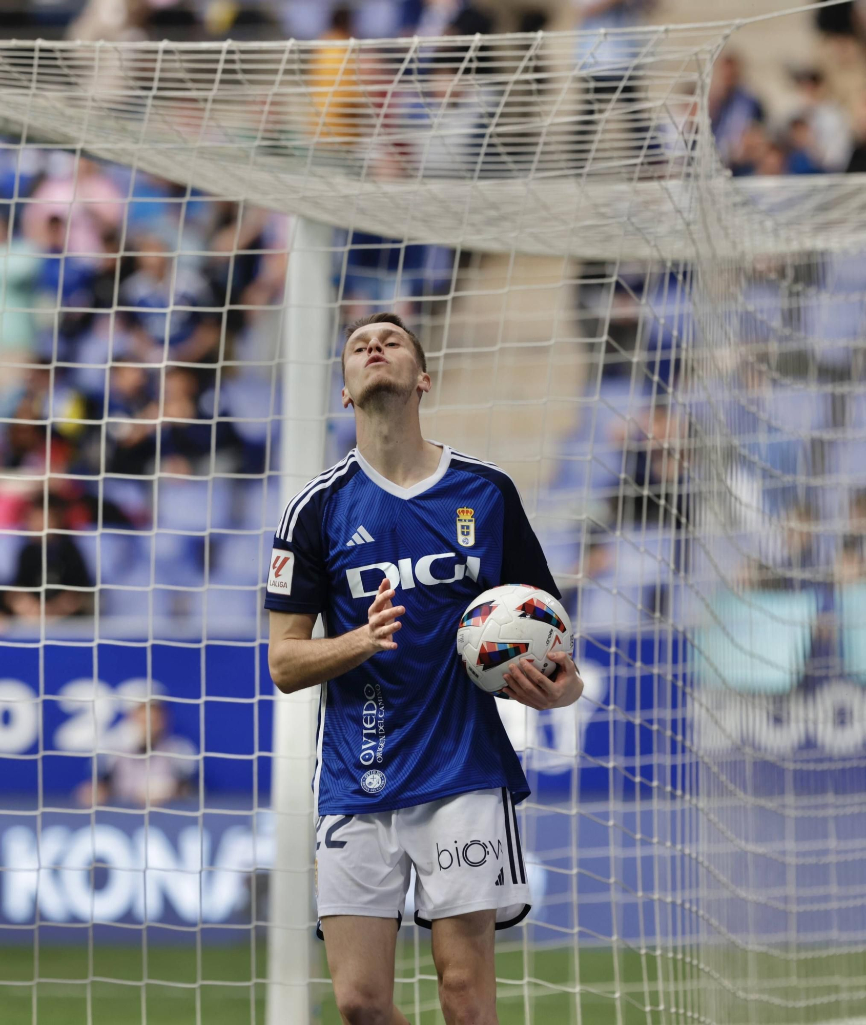 EN IMÁGENES: Partido y ambientazo del Real Oviedo-Racing de Santander disputado en el Tartiere