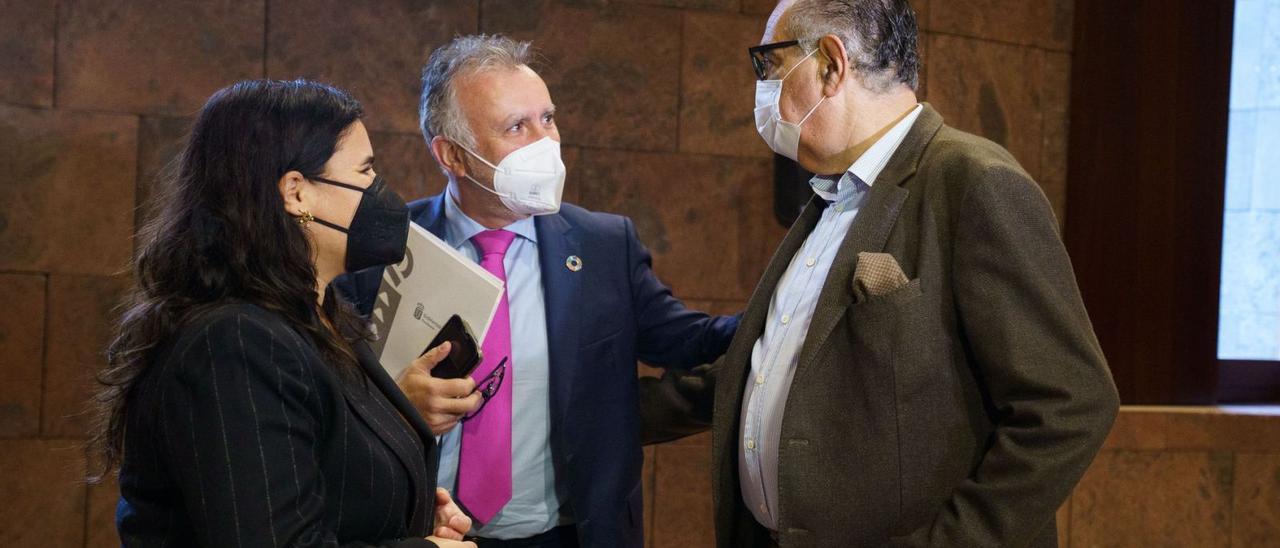Ángel Víctor Torres (centro) saluda, ayer, a José CarlosEUROPA PRESSFrancisco en presencia de la presidenta de la Fecam, Mari Brito. | |