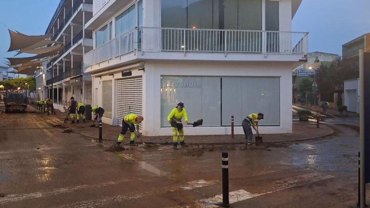 Les brigades netejant la sorra acumulada.
