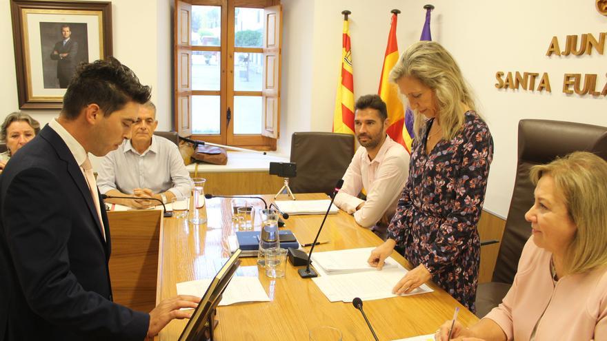 Santa Eulària aprueba reclamar a Educación que acabe con los problemas del transporte escolar