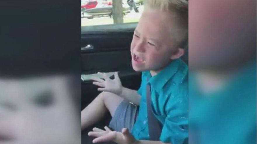 Un niño con síndrome de Down se vuelve viral cantando un tema de Whitney Houston