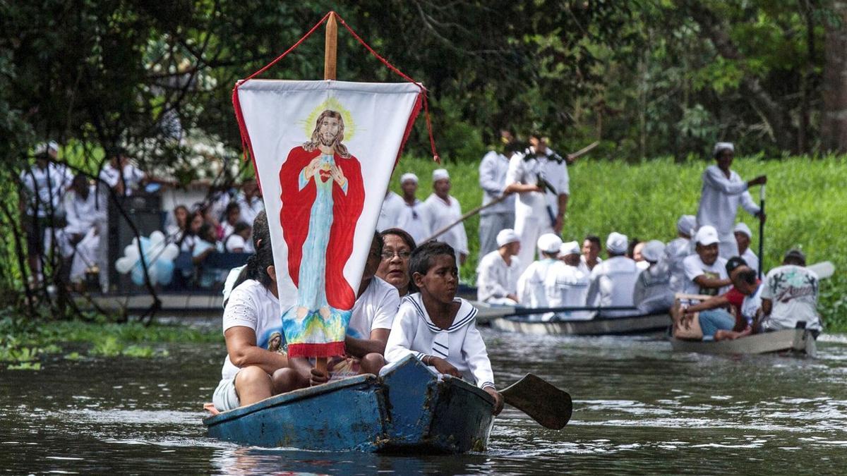 Procesión religiosa en el río Caraparu, en Santa Isabel do Para, en la selva amazónica.