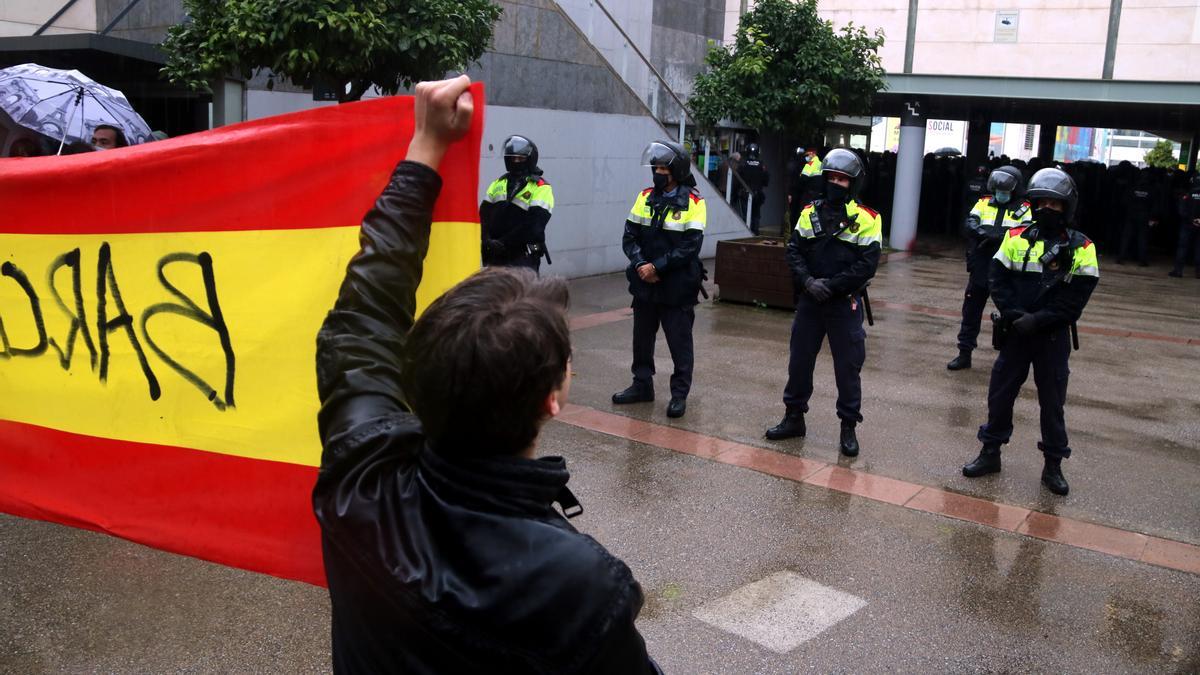 Un simpatitzant de S&#039;ha acabat! aguantant una bandera espanyola davant el cordó policial aquest dijous