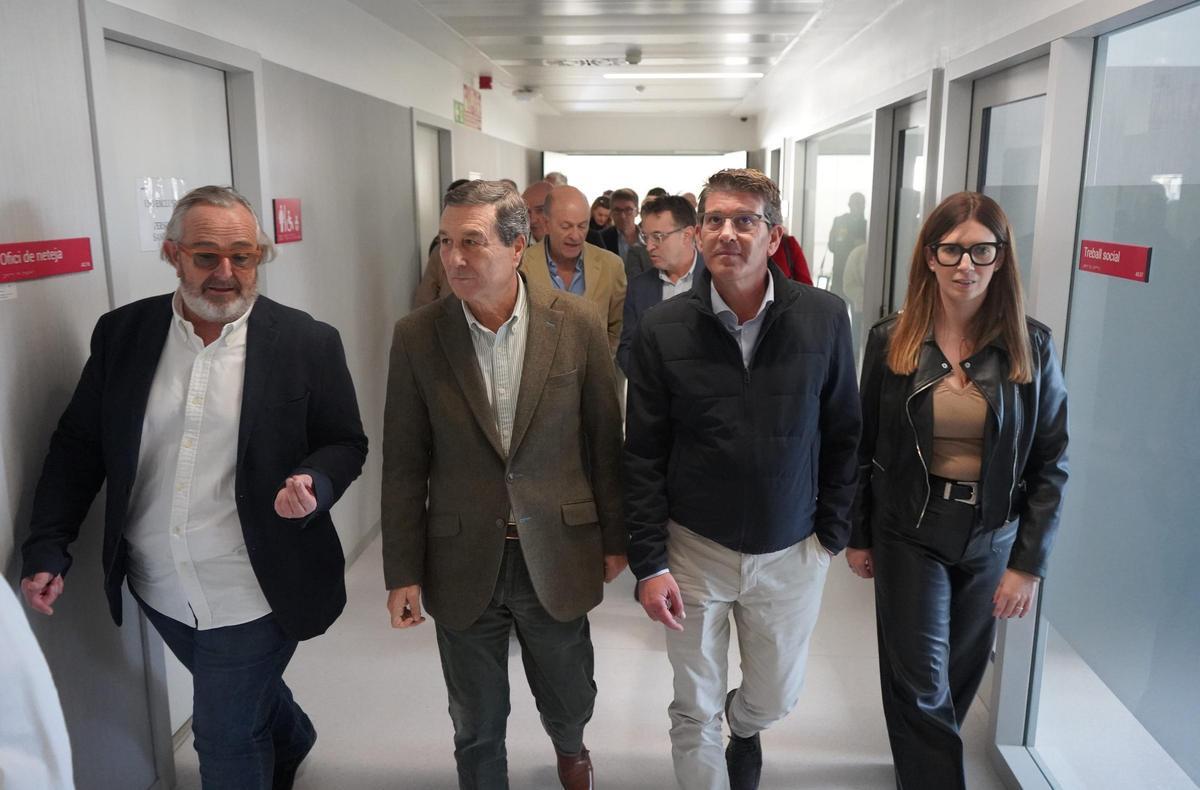 El conseller de Sanidad, con el alcalde de Ontinyent, la regidora Paula Soler y el director médico Vicente Roselló.