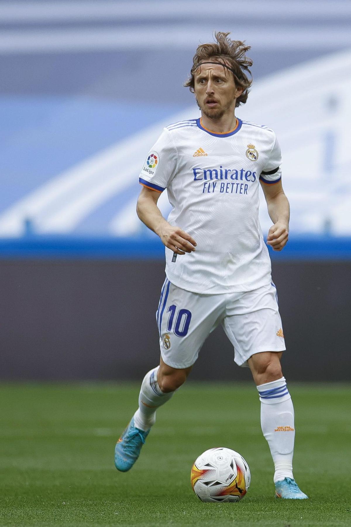 MADRID, 30/04/2022.- El centrocampista croata del Real Madrid Luka Modric conduce el balón durante el partido de Liga que Real Madrid y Espanyol disputan este sábado en el estadio Santiago Bernabéu de la capital. EFE/ Mariscal