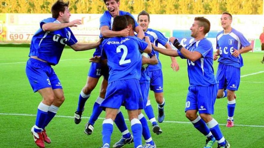 Los jugadores del GCE Villaralbo celebran con gran alegría un tanto de uno de sus compañeros.