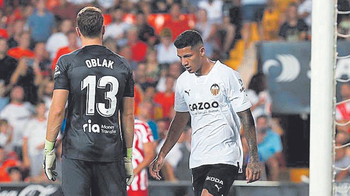 Oblak, junto a Marcos André en Mestalla