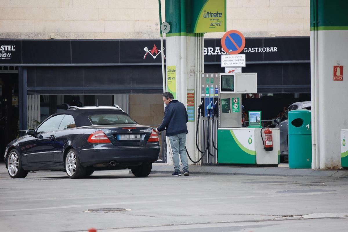 Un hombre repostando en una gasolinera de la ciudad de Murcia.