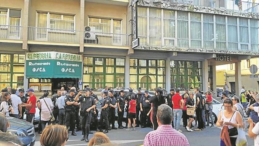 Calurosa acogida en Huesca a los policías que vuelven de Barcelona