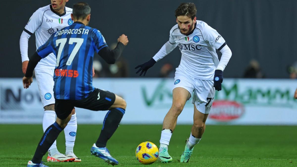Davide Zappacosta y Khvicha Kvaratskelia, cara a cara durante el partido Atalanta - Nápoles