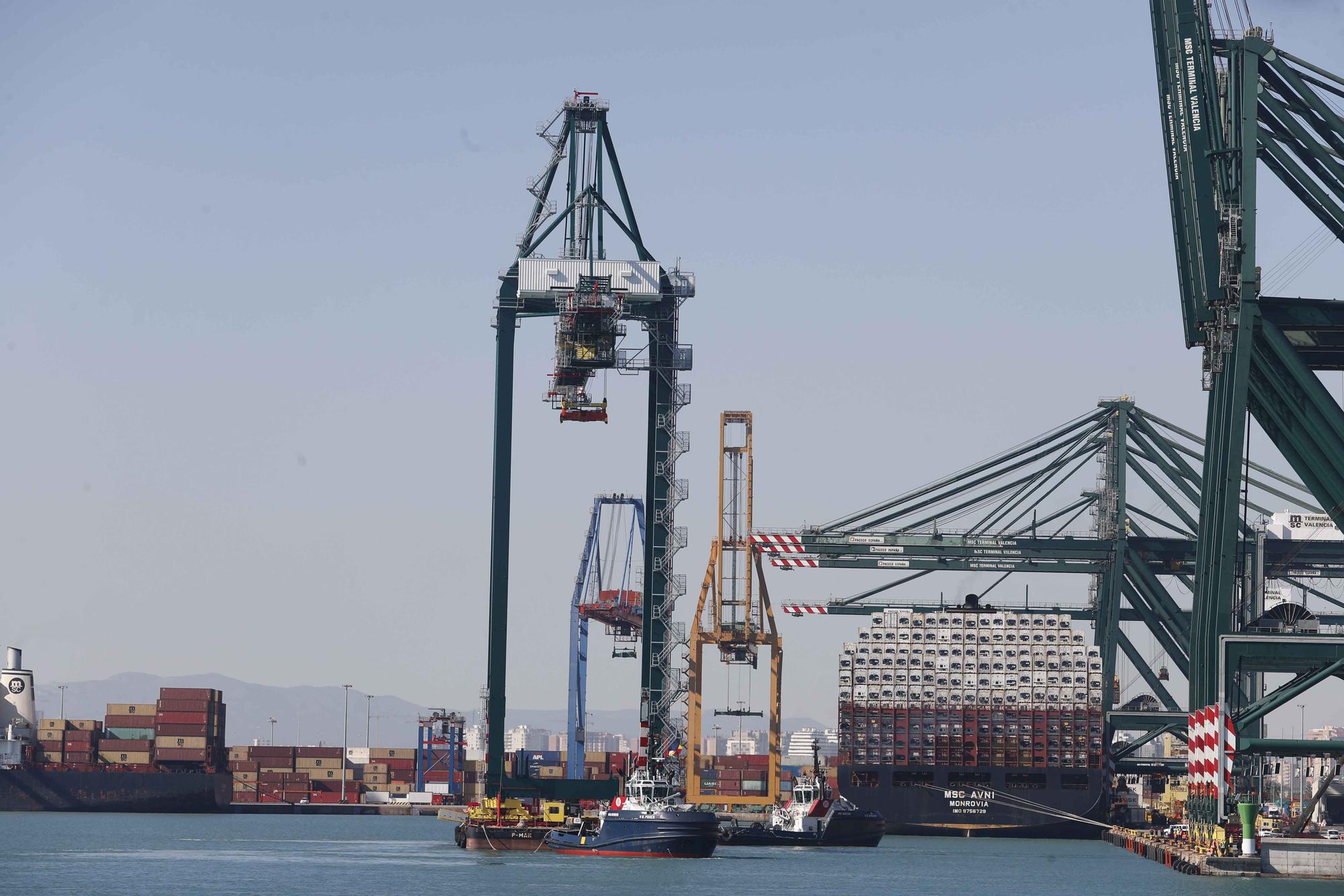 Espectacular traslado por mar de una nueva grúa en el Puerto de València