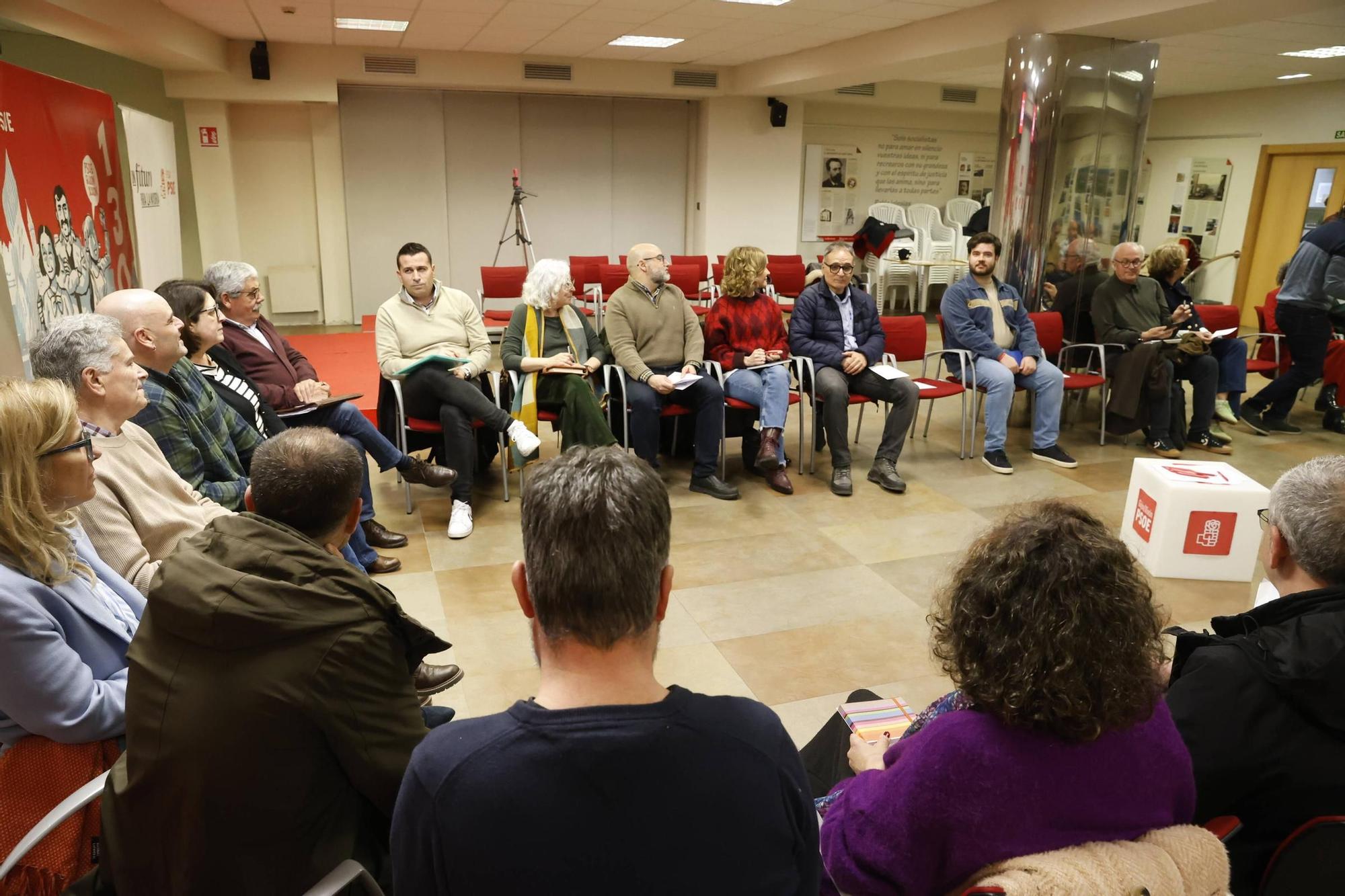 La primera reunión de la nueva ejecutiva del PSOE de Gijón, en imágenes