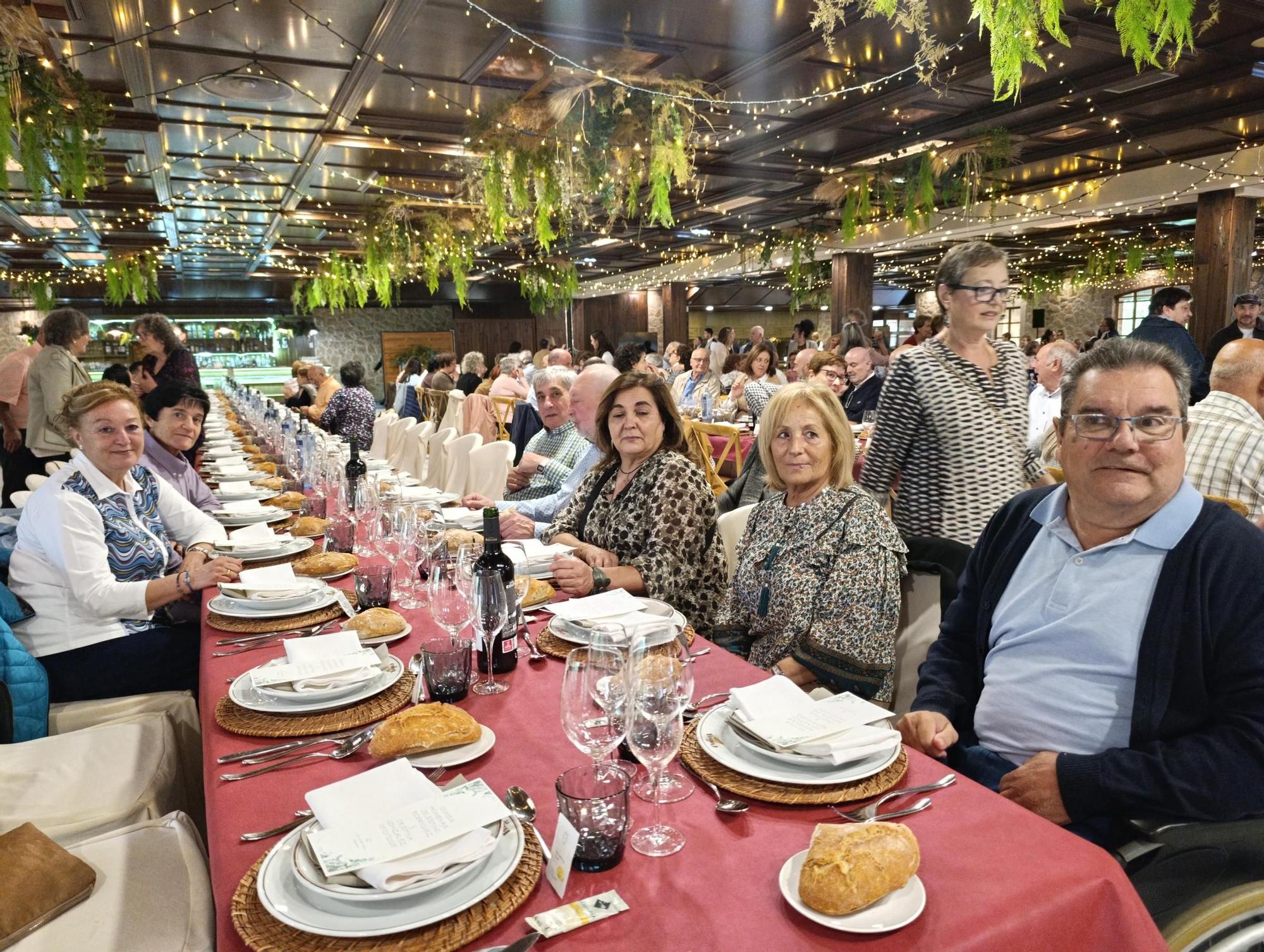 Emotivo y multitudinario homenaje a los sanitarios de Villabona