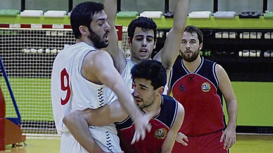 Óscar García, del Seis do Nadal, pasa el balón. // R.R.