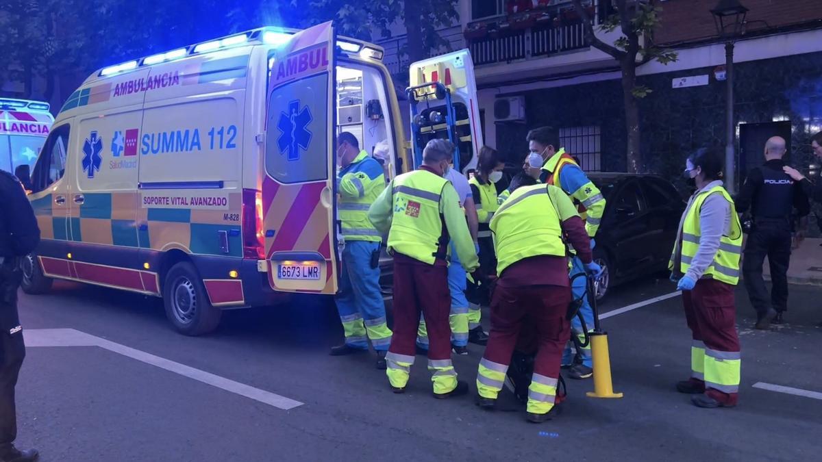 Una mujer, en estado crítico tras ser apuñalada en el cuello presuntamente por su marido en Móstoles (Madrid).