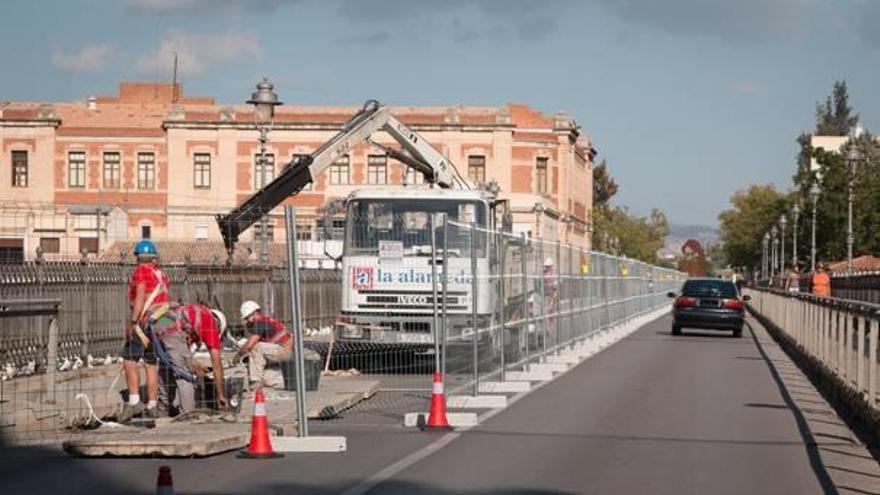 Operario de la empresa adjudicataria trabajando en el carril que permanecerá cortado hasta el próximo viernes.