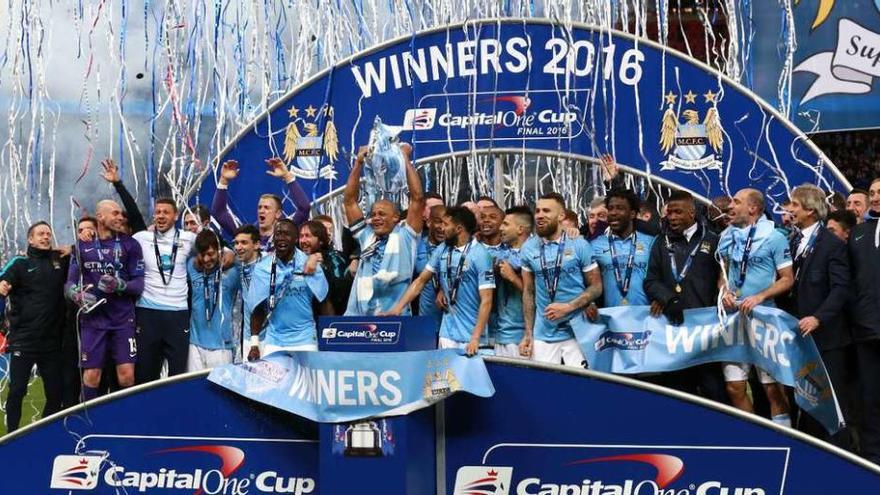 Los futbolistas del Manchester City posan con el trofeo que conquistaron ayer en Wembley.