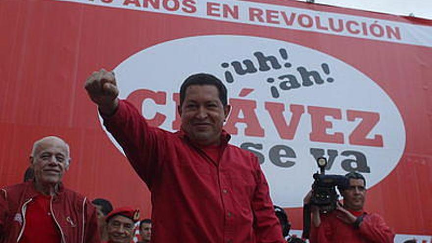 Fotografía cedida por el Palacio de Miraflores que muestra al presidente venezolano, Hugo Chávez, durante la celebración del triunfo que hace una década le permitió llegar al Gobierno por primera vez, en un acto frente al Palacio de Miraflores en Caracas (Venezuela). Chávez, recibió el apoyo de sus afines y el repudio de sus opositores a la posibilidad de que siga en el poder.