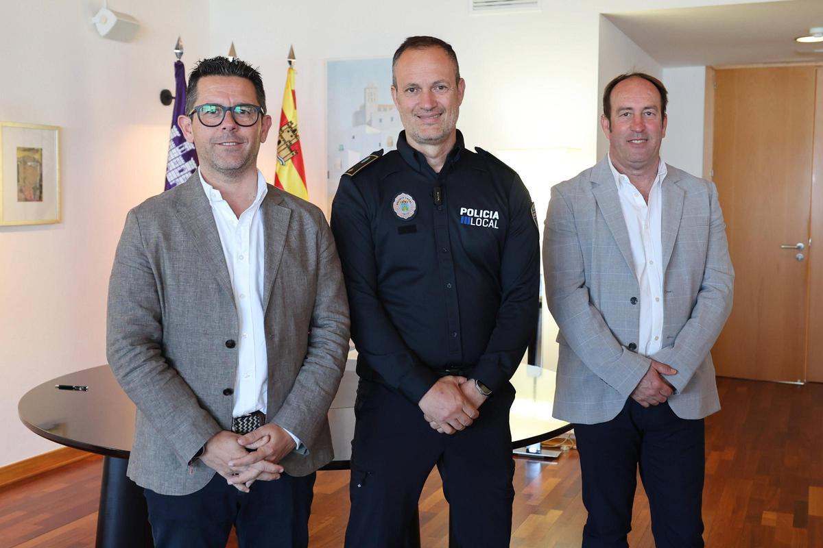 De izquierda a derecha, Rafael Triguero (alcalde de Vila), José Luis del Blanco (nuevo jefe Policía Local) y Julián Córdoba (director técnico Policía Local de Ibiza).
