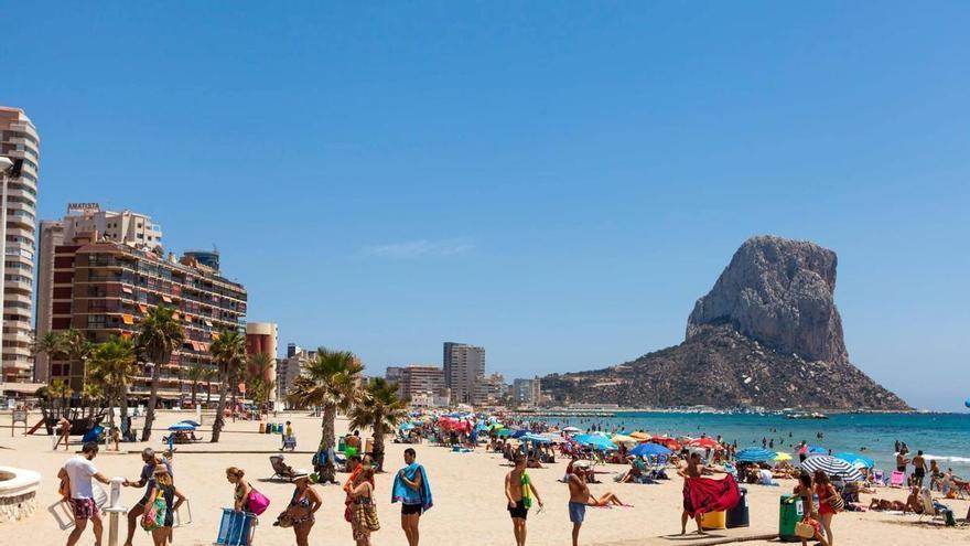 Calp pide ayuda a Turismo para renovar el sistema de lavapiés de las playas, muy mal valorados por los usuarios