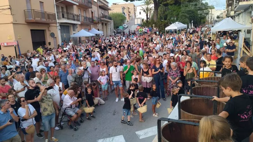 Así se pisa la uva en la gran fiesta del moscatel de Teulada (vídeo)