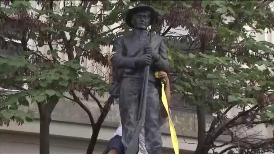 Derriban una estatua de un soldado confederado como protesta al ataque en Charlottesville